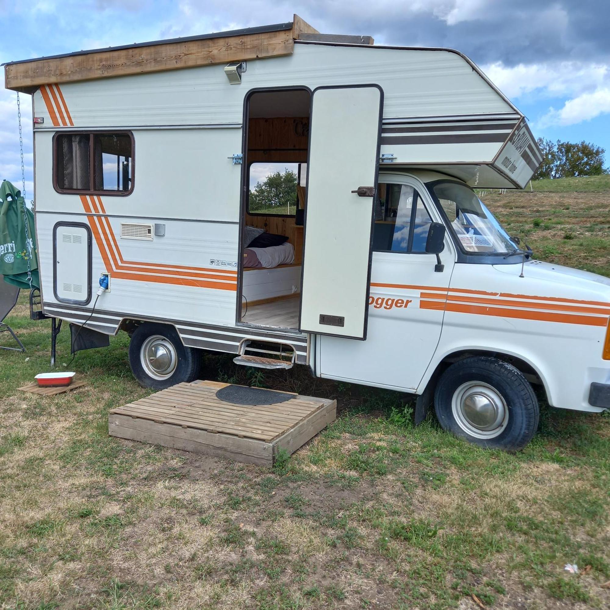 Camping Car Vintage Saint-Barthelemy-le-Plain 외부 사진